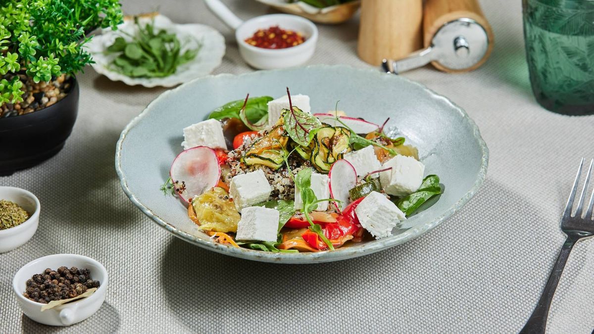 Salată de quinoa cu legume prăjite